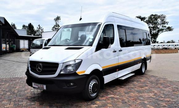 Tenga Tsaru Mercedes‒Benz Sprinter Chena Rori in Beitbridge in Matabeleland South Tenga Tsaru Mercedes‒Benz Sprinter Chena Rori in Beitbridge in Matabeleland South