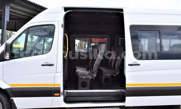 Tenga Tsaru Mercedes‒Benz Sprinter Chena Rori in Beitbridge in Matabeleland South Tenga Tsaru Mercedes‒Benz Sprinter Chena Rori in Beitbridge in Matabeleland South