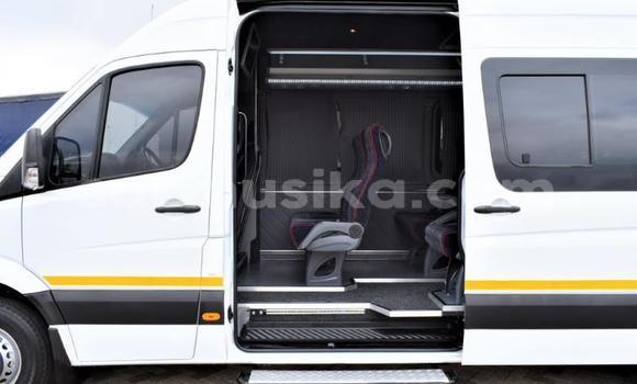 Tenga Tsaru Mercedes‒Benz Sprinter Chena Rori in Beitbridge in Matabeleland South Tenga Tsaru Mercedes‒Benz Sprinter Chena Rori in Beitbridge in Matabeleland South