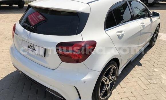 Acheter Occasion Voiture Mercedes-Benz C250 coupe Blanc à Beitbridge, Matabeleland South Acheter Occasion Voiture Mercedes-Benz C250 coupe Blanc à Beitbridge, Matabeleland South