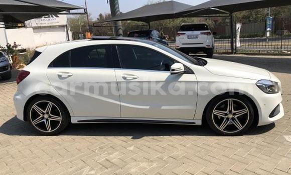 Acheter Occasion Voiture Mercedes-Benz C250 coupe Blanc à Beitbridge, Matabeleland South Acheter Occasion Voiture Mercedes-Benz C250 coupe Blanc à Beitbridge, Matabeleland South