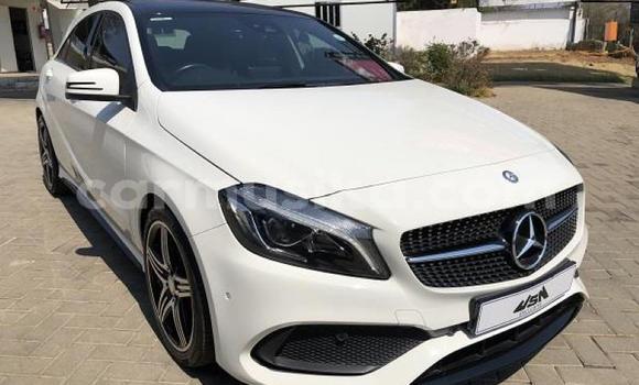 Acheter Occasion Voiture Mercedes-Benz C250 coupe Blanc à Beitbridge, Matabeleland South Acheter Occasion Voiture Mercedes-Benz C250 coupe Blanc à Beitbridge, Matabeleland South