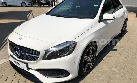 Acheter Occasion Voiture Mercedes-Benz C250 coupe Blanc à Beitbridge, Matabeleland South Acheter Occasion Voiture Mercedes-Benz C250 coupe Blanc à Beitbridge, Matabeleland South