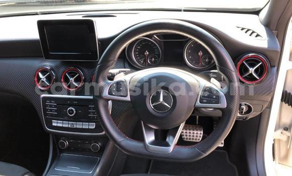 Acheter Occasion Voiture Mercedes-Benz C250 coupe Blanc à Beitbridge, Matabeleland South Acheter Occasion Voiture Mercedes-Benz C250 coupe Blanc à Beitbridge, Matabeleland South