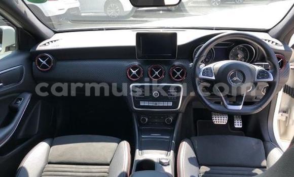 Acheter Occasion Voiture Mercedes-Benz C250 coupe Blanc à Beitbridge, Matabeleland South Acheter Occasion Voiture Mercedes-Benz C250 coupe Blanc à Beitbridge, Matabeleland South