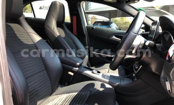 Acheter Occasion Voiture Mercedes-Benz C250 coupe Blanc à Beitbridge, Matabeleland South Acheter Occasion Voiture Mercedes-Benz C250 coupe Blanc à Beitbridge, Matabeleland South