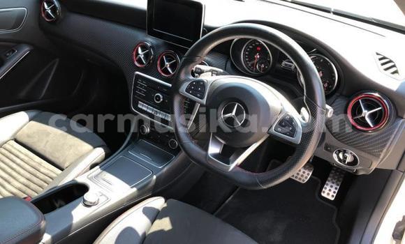 Acheter Occasion Voiture Mercedes-Benz C250 coupe Blanc à Beitbridge, Matabeleland South Acheter Occasion Voiture Mercedes-Benz C250 coupe Blanc à Beitbridge, Matabeleland South