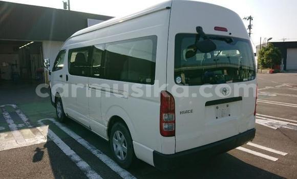 Buy Used Toyota Hiace White Car in Beitbridge in Matabeleland South Buy Used Toyota Hiace White Car in Beitbridge in Matabeleland South