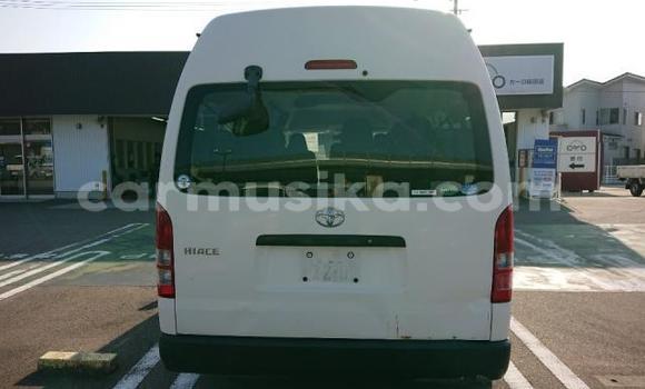Buy Used Toyota Hiace White Car in Beitbridge in Matabeleland South Buy Used Toyota Hiace White Car in Beitbridge in Matabeleland South