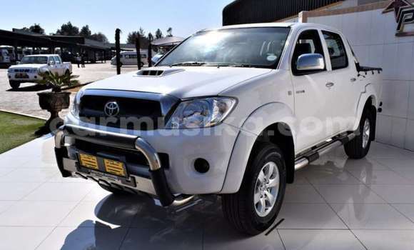 Buy Used Toyota Hilux White Car in Beitbridge in Matabeleland South