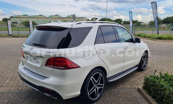 Nunua Ilio tumika Mercedes‒Benz GL–Class Nyeupe Gari ndani ya Beitbridge nchini Matabeleland Kusini Nunua Ilio tumika Mercedes‒Benz GL–Class Nyeupe Gari ndani ya Beitbridge nchini Matabeleland Kusini