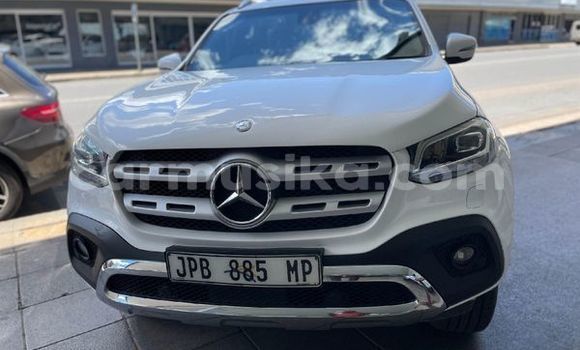 Tenga Tsaru Mercedes‒Benz M–Class Chena Mota in Beitbridge in Matabeleland South
