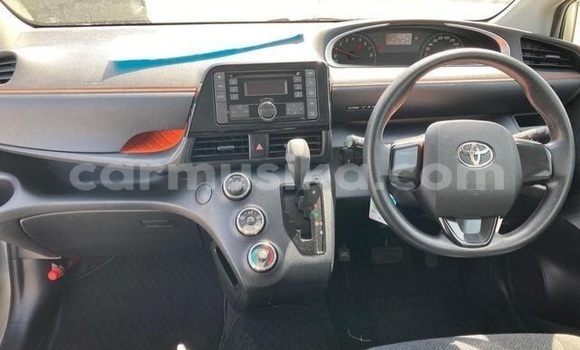 Buy Used Toyota Sienta Silver Car in Beitbridge in Matabeleland South Buy Used Toyota Sienta Silver Car in Beitbridge in Matabeleland South