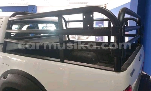 Buy Used Toyota Hilux White Car in Beitbridge in Matabeleland South Buy Used Toyota Hilux White Car in Beitbridge in Matabeleland South