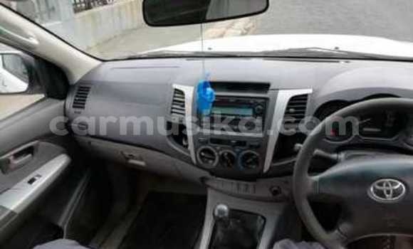 Buy Used Toyota Hilux White Car in Beitbridge in Matabeleland South Buy Used Toyota Hilux White Car in Beitbridge in Matabeleland South