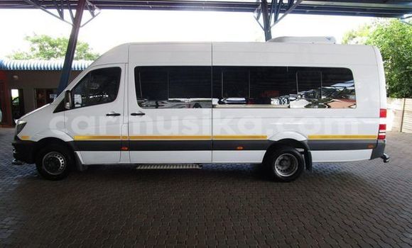 Tenga Tsaru Mercedes‒Benz S–Class Chena Mota in Beitbridge in Matabeleland South Tenga Tsaru Mercedes‒Benz S–Class Chena Mota in Beitbridge in Matabeleland South