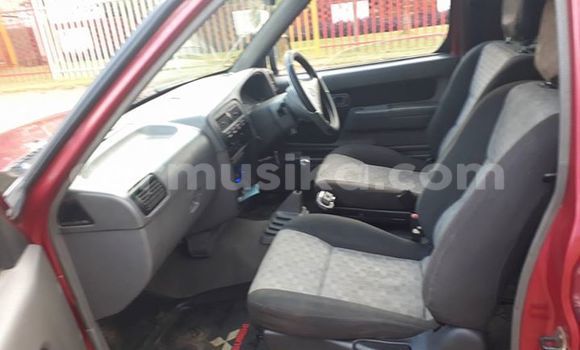 Nunua Ilio tumika Nissan Hardbody Nyekundu Gari ndani ya Alexandra Park nchini Harare