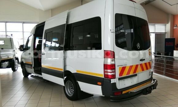 Tenga Tsaru Mercedes‒Benz S–Class Chena Mota in Beitbridge in Matabeleland South Tenga Tsaru Mercedes‒Benz S–Class Chena Mota in Beitbridge in Matabeleland South