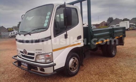 Nunua Ilio tumika Toyota Dyna Nyeupe Lori ndani ya Borrowdale nchini Harare