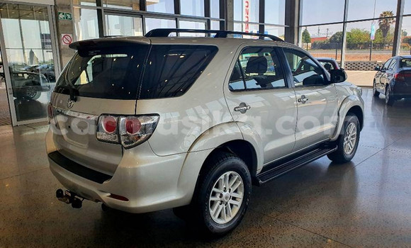 Nunua Ilio tumika Toyota Fortuner Fedha Gari ndani ya Beitbridge nchini Matabeleland Kusini Nunua Ilio tumika Toyota Fortuner Fedha Gari ndani ya Beitbridge nchini Matabeleland Kusini