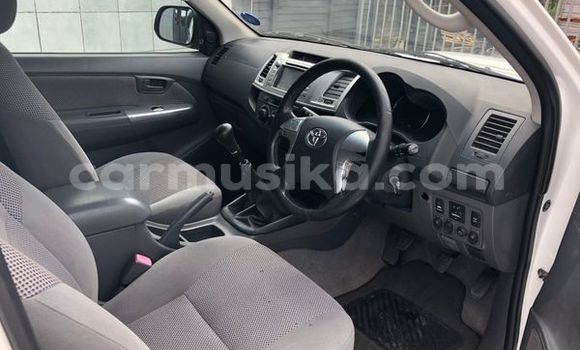 Nunua Ilio tumika Toyota Hilux Nyeupe Gari ndani ya Beitbridge nchini Matabeleland Kusini Nunua Ilio tumika Toyota Hilux Nyeupe Gari ndani ya Beitbridge nchini Matabeleland Kusini