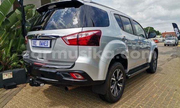 Buy Used Isuzu MU-X Red Car in Beitbridge in Matabeleland South Buy Used Isuzu MU-X Red Car in Beitbridge in Matabeleland South