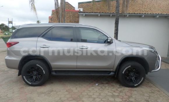 Buy Used Toyota Fortuner Silver Car in Beitbridge in Matabeleland South Buy Used Toyota Fortuner Silver Car in Beitbridge in Matabeleland South