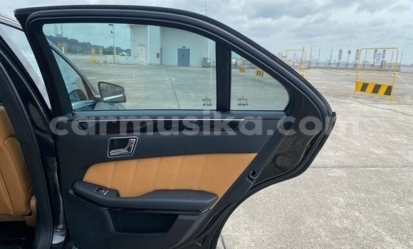 Acheter Occasion Voiture Mercedes‒Benz E–Class Noir à Beitbridge, Matabeleland South Acheter Occasion Voiture Mercedes‒Benz E–Class Noir à Beitbridge, Matabeleland South