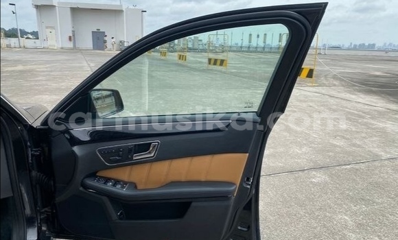 Acheter Occasion Voiture Mercedes‒Benz E–Class Noir à Beitbridge, Matabeleland South Acheter Occasion Voiture Mercedes‒Benz E–Class Noir à Beitbridge, Matabeleland South