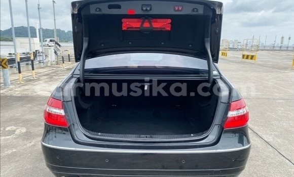 Acheter Occasion Voiture Mercedes‒Benz E–Class Noir à Beitbridge, Matabeleland South Acheter Occasion Voiture Mercedes‒Benz E–Class Noir à Beitbridge, Matabeleland South