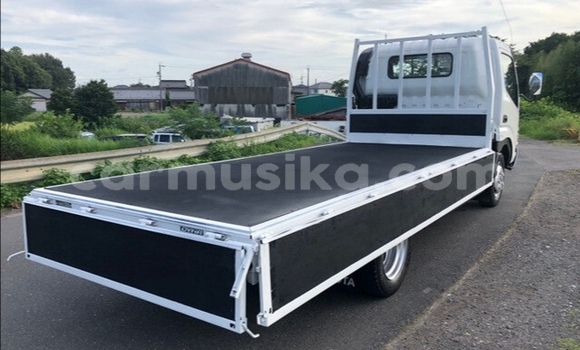 Nunua Ilio tumika Toyota Dyna Nyeupe Gari ndani ya Beitbridge nchini Matabeleland Kusini Nunua Ilio tumika Toyota Dyna Nyeupe Gari ndani ya Beitbridge nchini Matabeleland Kusini