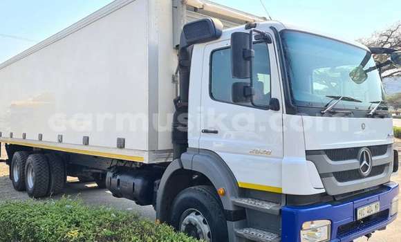 Tenga Tsaru Mercedes‒Benz Truck Chena Rori in Beitbridge in Matabeleland South