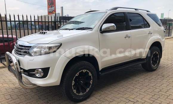 Acheter Occasion Voiture Toyota Fortuner Blanc à Beitbridge, Matabeleland South Acheter Occasion Voiture Toyota Fortuner Blanc à Beitbridge, Matabeleland South