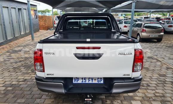Tenga Tsaru Toyota Hilux Chena Mota in Beitbridge in Matabeleland South Tenga Tsaru Toyota Hilux Chena Mota in Beitbridge in Matabeleland South