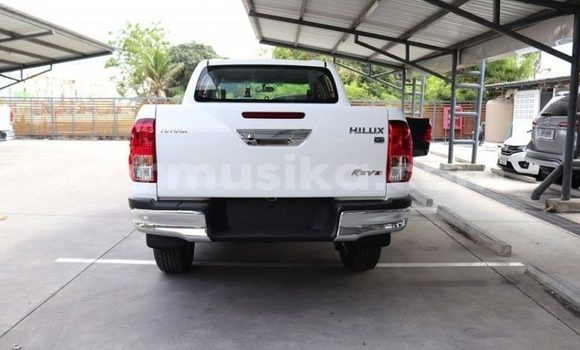 Buy Used Toyota Hilux White Car in Beitbridge in Matabeleland South Buy Used Toyota Hilux White Car in Beitbridge in Matabeleland South