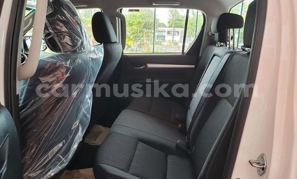 Buy Used Toyota Hilux White Car in Beitbridge in Matabeleland South Buy Used Toyota Hilux White Car in Beitbridge in Matabeleland South