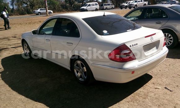 Nunua Ilio tumika Mercedes‒Benz E–Class Nyeupe Gari ndani ya Alexandra Park nchini Harare
