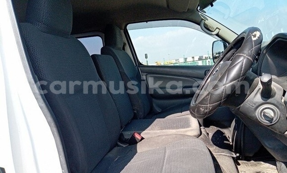 Buy Used Nissan Caravan White Car in Beitbridge in Matabeleland South Buy Used Nissan Caravan White Car in Beitbridge in Matabeleland South