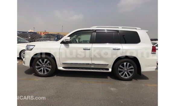Tenga Imported Toyota Land Cruiser Chena Mota in Import - Dubai in Harare Tenga Imported Toyota Land Cruiser Chena Mota in Import - Dubai in Harare
