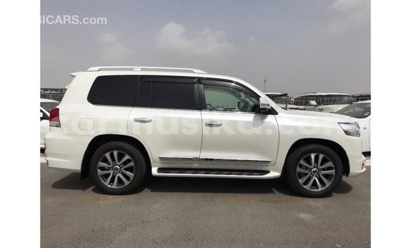 Tenga Imported Toyota Land Cruiser Chena Mota in Import - Dubai in Harare Tenga Imported Toyota Land Cruiser Chena Mota in Import - Dubai in Harare