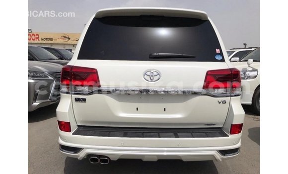 Tenga Imported Toyota Land Cruiser Chena Mota in Import - Dubai in Harare Tenga Imported Toyota Land Cruiser Chena Mota in Import - Dubai in Harare