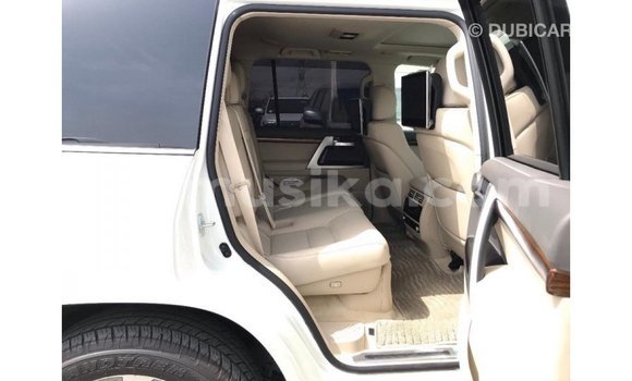 Tenga Imported Toyota Land Cruiser Chena Mota in Import - Dubai in Harare Tenga Imported Toyota Land Cruiser Chena Mota in Import - Dubai in Harare