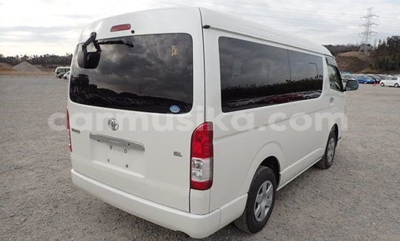 Buy Used Toyota Hiace White Car in Beitbridge in Matabeleland South Buy Used Toyota Hiace White Car in Beitbridge in Matabeleland South