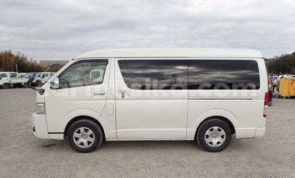 Buy Used Toyota Hiace White Car in Beitbridge in Matabeleland South Buy Used Toyota Hiace White Car in Beitbridge in Matabeleland South