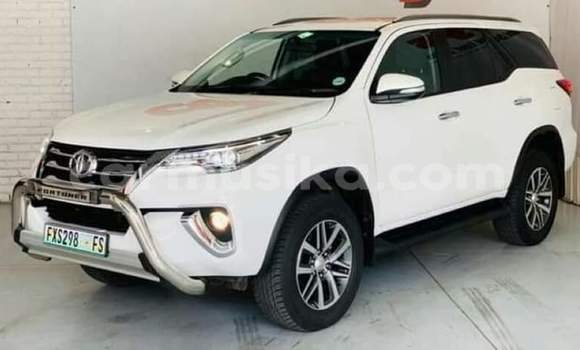 Nunua Ilio tumika Toyota Fortuner Nyeupe Gari ndani ya Beitbridge nchini Matabeleland Kusini