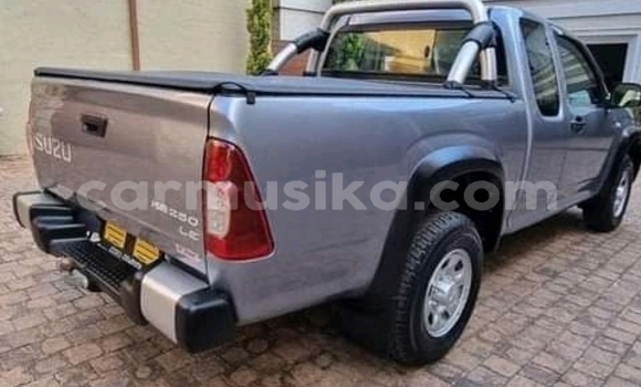 Nunua Ilio tumika Isuzu KB Fedha Gari ndani ya Beitbridge nchini Matabeleland Kusini Nunua Ilio tumika Isuzu KB Fedha Gari ndani ya Beitbridge nchini Matabeleland Kusini