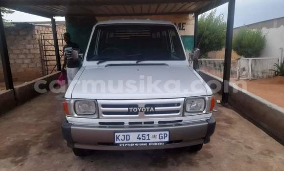 Buy Used Toyota Ventury White Car in Beitbridge in Matabeleland South