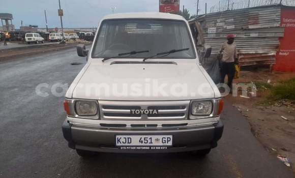 Acheter Occasion Voiture Toyota Ventury Blanc à Beitbridge, Matabeleland South Acheter Occasion Voiture Toyota Ventury Blanc à Beitbridge, Matabeleland South