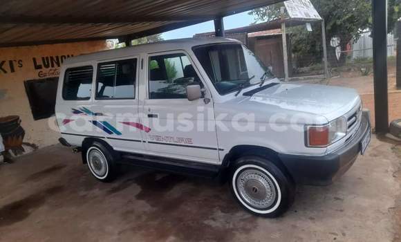 Acheter Occasion Voiture Toyota Ventury Blanc à Beitbridge, Matabeleland South Acheter Occasion Voiture Toyota Ventury Blanc à Beitbridge, Matabeleland South