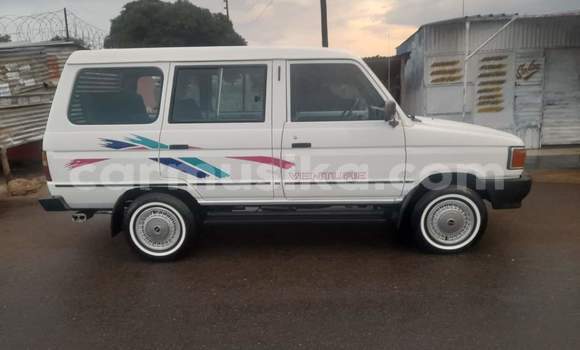 Acheter Occasion Voiture Toyota Ventury Blanc à Beitbridge, Matabeleland South Acheter Occasion Voiture Toyota Ventury Blanc à Beitbridge, Matabeleland South
